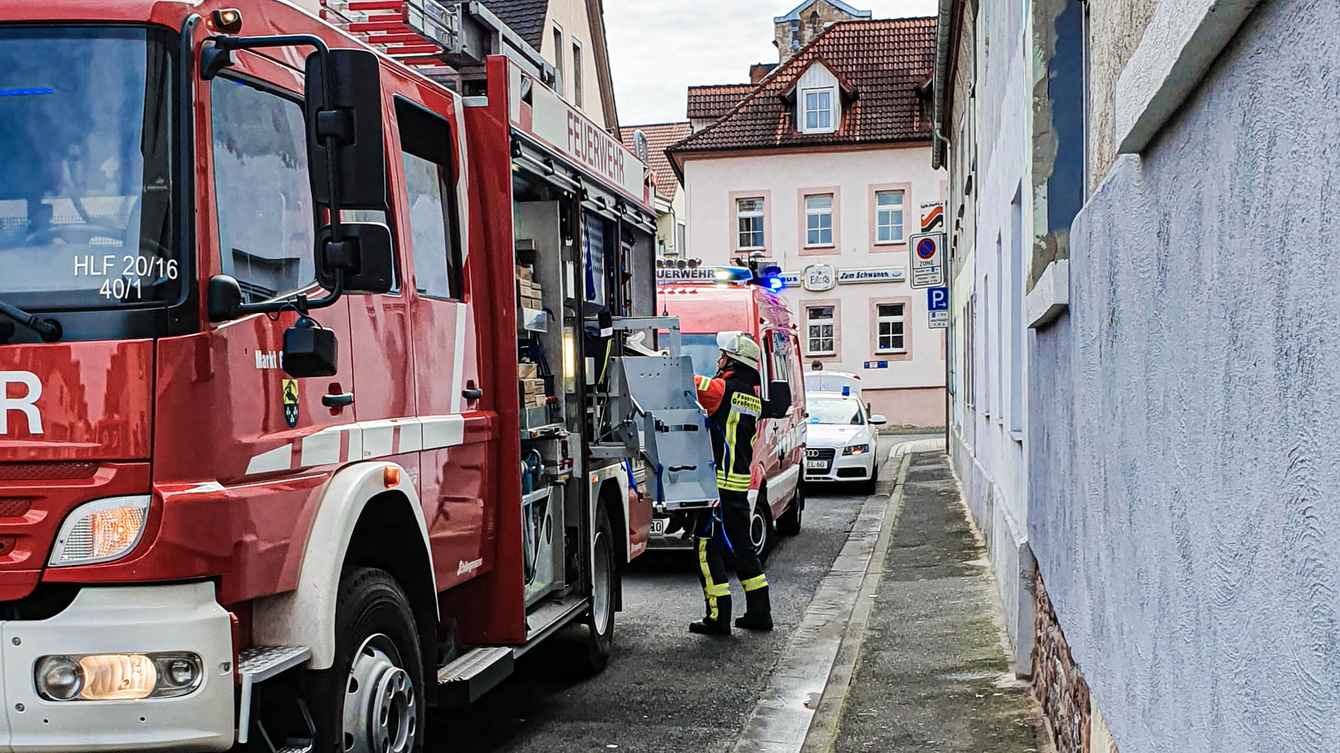 Kaminofen-Fehlfunktion verursacht CO-Vergiftung: Rettungseinsatz in Großostheim